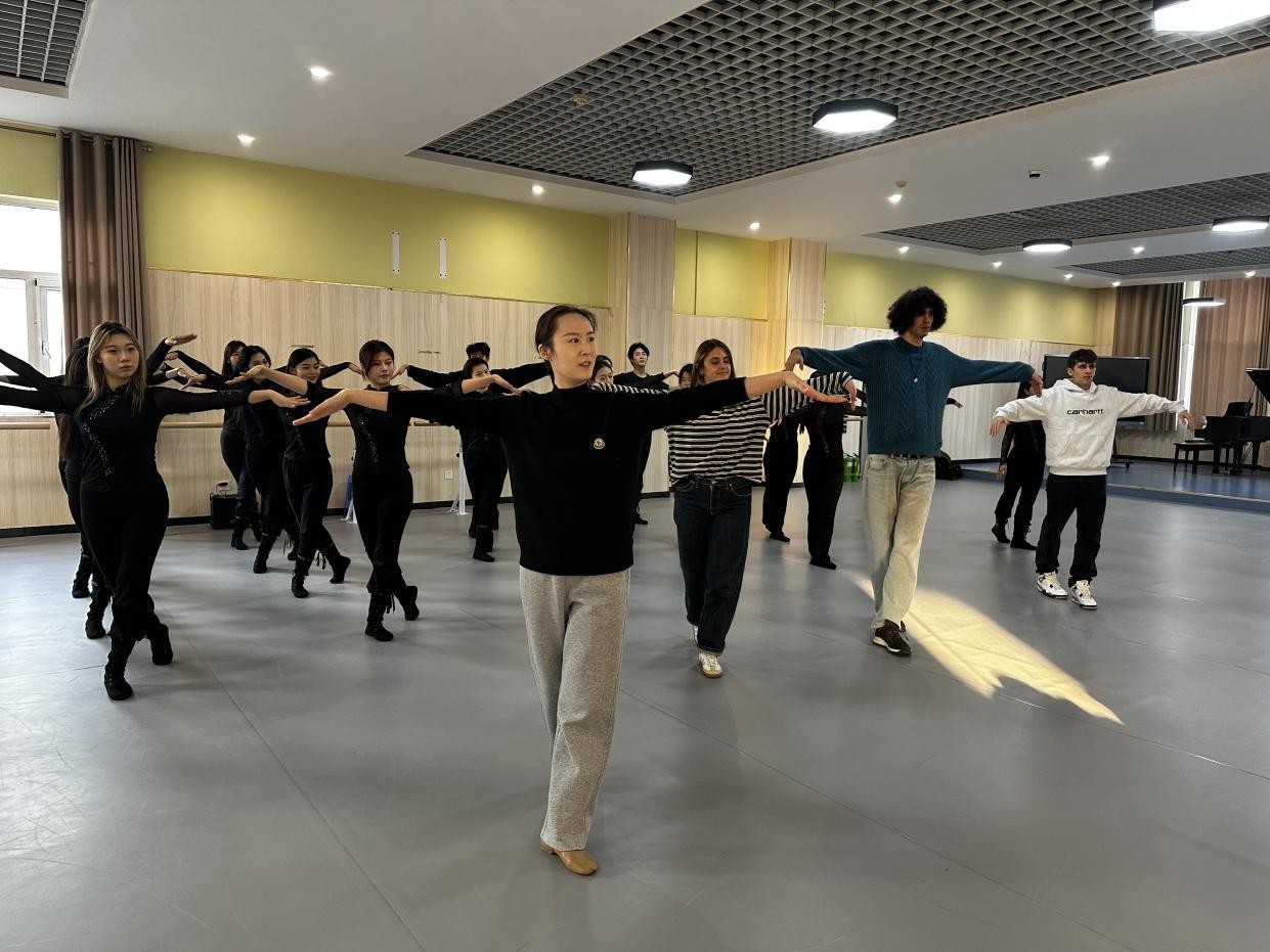 舞韻傳情，豫見未來——意大利學生代表團“中文+職業技能”培訓暨“豫見古今，鄭好同行”短期研修活動之舞蹈技能培訓圓滿結束